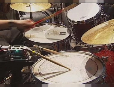 Παθιασμένος ντράμερ χτυπάει κατά λάθος με την μπαγκέτα συνάδελφό του και τη ρίχνει κάτω (βίντεο)